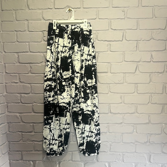 NEW Black and White Abstract Print Pants size L/XL - Picture 1 of 3